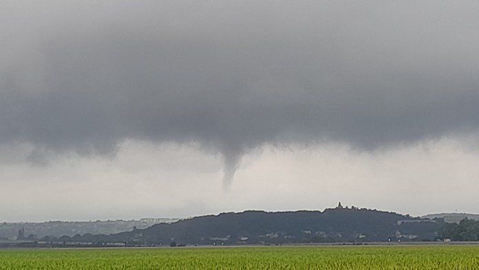 FOTO: Počas búrky sa nad Nitrou objavil vzdušný vír. Nad Kalváriou odfotili „tornádo v zárodku“