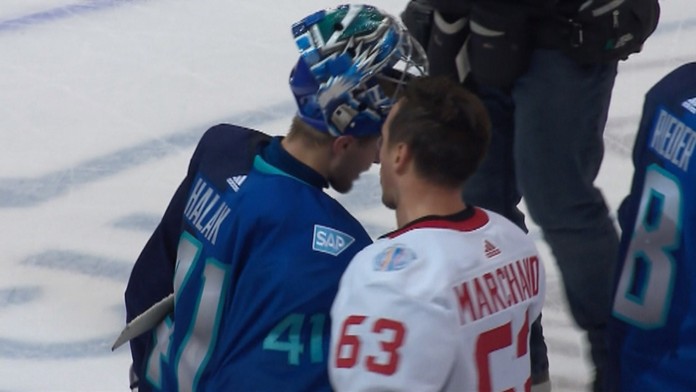 Brankár Tímu Európy Jaroslav Halák si podáva ruku s autorom víťazného gólu Kanady Bradom Marchandom. 