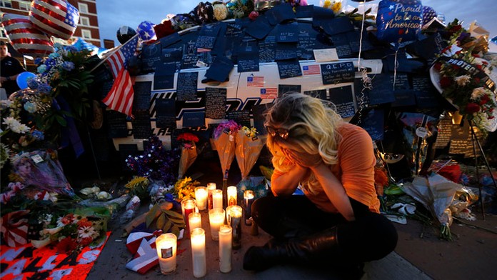 Smrť policajtov v Dallase. Ľudia zapaľujú sviečky.