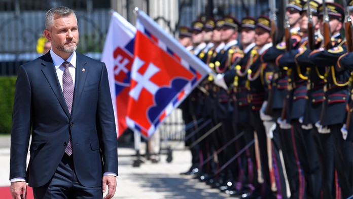 Slávnostné odovzdanie paláca a prehliadka stráže.