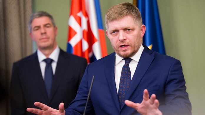 Na snímke predsedovia koaličných strán vľavo Béla Bugár (Most-Híd) a vpravo Robert Fico (Smer-SD)