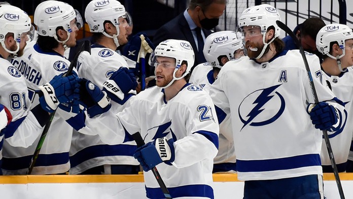 Center Brayden Point (21) z Tampy Bay Lightning sa teší z gólu so spoluhráčmi, vľavo Slovák Erik Černák.