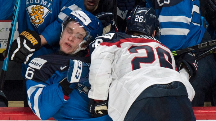 Slovenský hráč Kristián Jaroš udiera Fína Joonasa Lyytinena