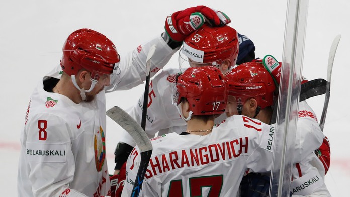Radosť bieloruských hráčov po góle v zápase MS 2017 proti Slovinsku.