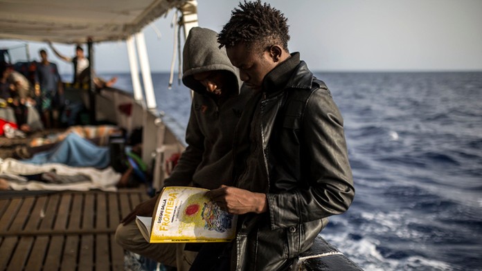 Migranti na lodi mimovládnej organizácie Proactiva Open Arms.