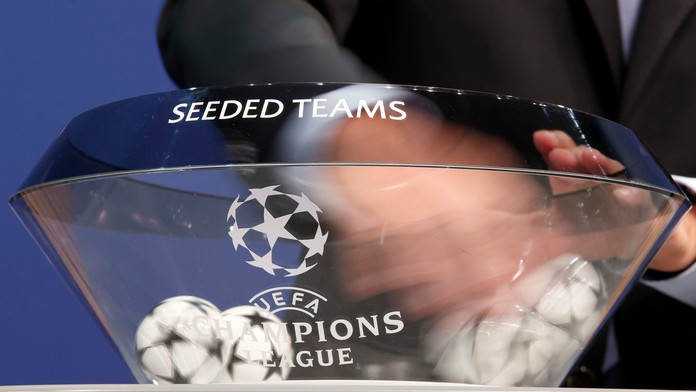 Na snímke nádoba s loptičkami obsahujúce mená futbalových klubov Ligy majstrov.