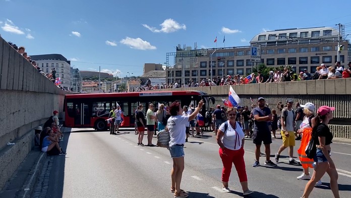 Protest pred Prezidentským palácom v Bratislave.