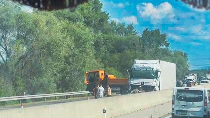 Vodiči, pozor. Diaľnica z Košíc do Prešova je po nehode kamiónov uzavretá