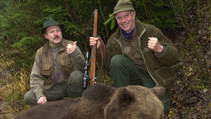 Bývalý prezident Medzinárodnej biatlonovej únie Anders Besseberg (vpravo) počas poľovačky na Slovensku v roku 2000..jpg