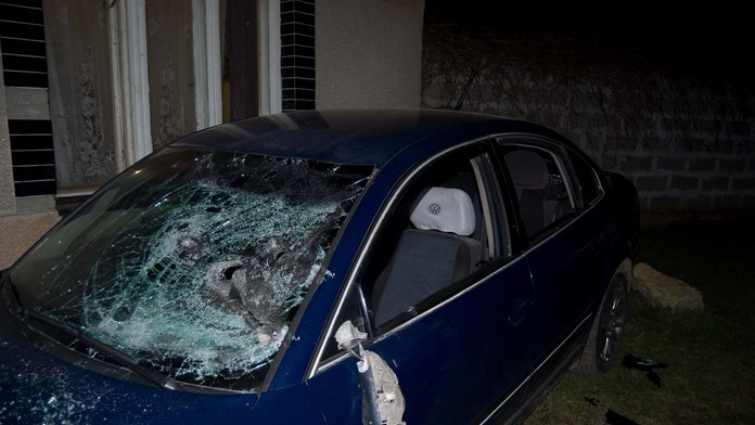 Rozbité auto sekerou.jpg