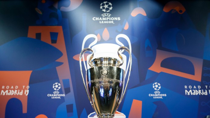 Vystavená trofej Ligy majstrov počas žrebu osemfinále.