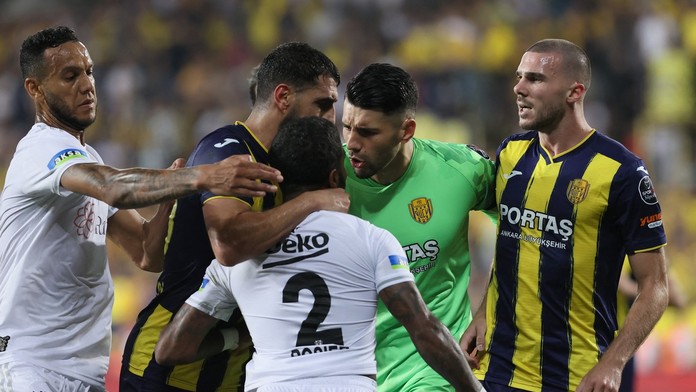 VIDEO: Šialený skrat tureckého fanúšika. Po vybehnutí na ihrisko zaútočil na hráča „kung-fu“ kopom