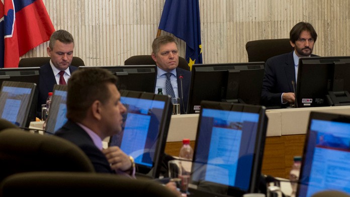 Premiér Robert Fico v vicepremiérmi Peter Pellegrinim a Robertom Kaliňákom.
