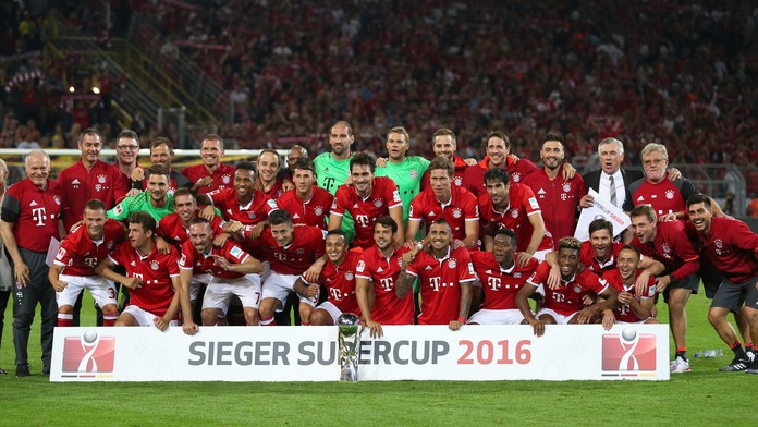 Futbalisti Bayernu Mníchov pózujú po zisku Nemeckého superpohára 14. augusta 2016 v Dortmunde.