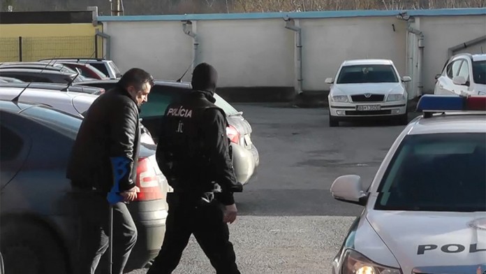 Ján Kán nastupuje do policajného auta.