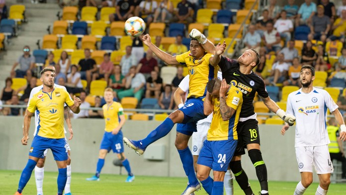 Zľava Dunajskostredčan Lukáš Čmelík bojuje o loptu s Clarkom Nsikuluom z Atromitosu v dueli 2. predkola EL.