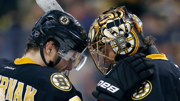 Rask a Pastrňák z tímu Boston Bruins.
