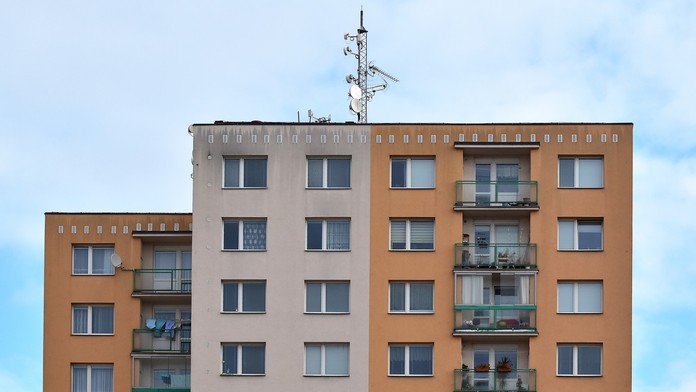 Z balkóna vyhadzuje fľaše a nábytok, po žene hodil poleno. Agresívny sused terorizuje okolie