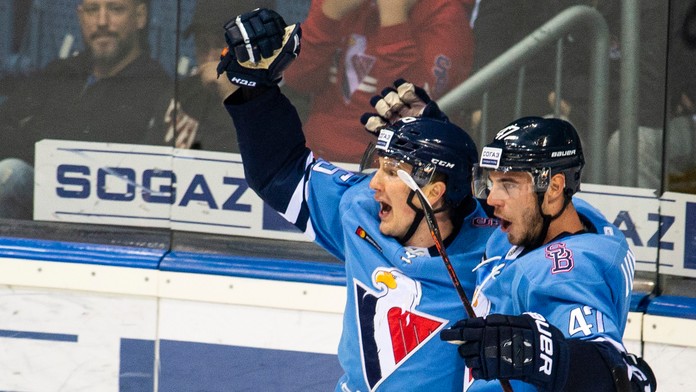 Radosť hráčov Slovana, zľava Rudolf Červený a Mário Lunter.