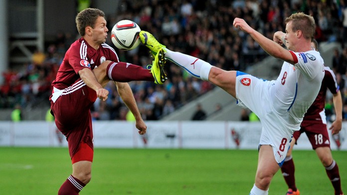 Lotyš Vladislavsd Gabovs (vľavo) a Čech David Limbersky v kvalifikačnom zápase o postup na ME 2016.