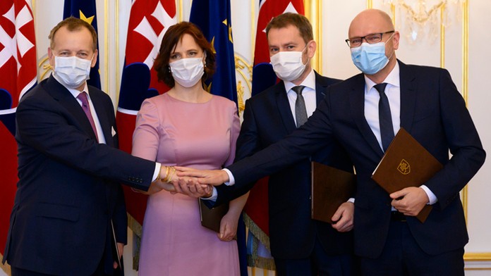 Richard Sulík (SaS), Igor Matovič (OĽANO),  Veronika Remišová (Za ľudí) a Boris Kollár (Sme rodina) po podpise koaličnej zmluvy.