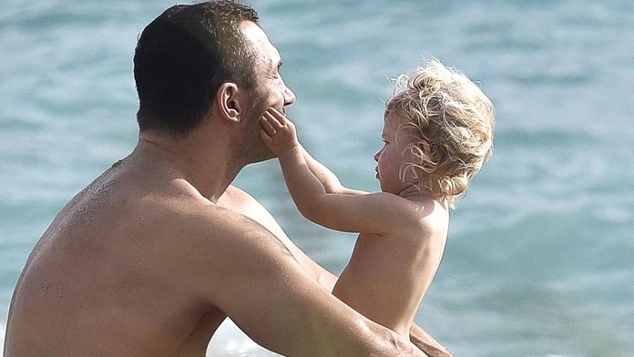 Kličko na pláži s rodinkou. Jeho dcérka už poriadne vyrástla