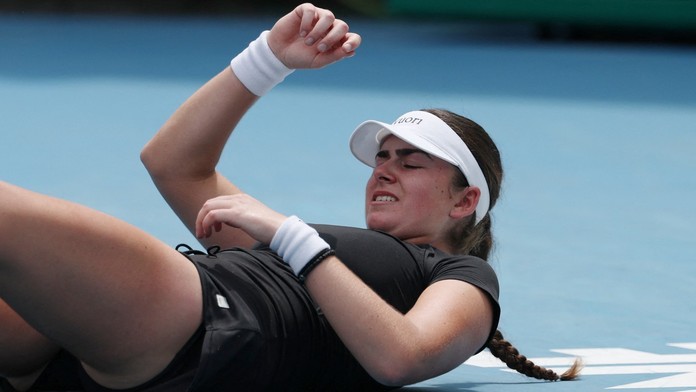 VIDEO: Obrovské bolesti a predčasný koniec. Tenistka na Australian Open opúšťala kurt na vozíku