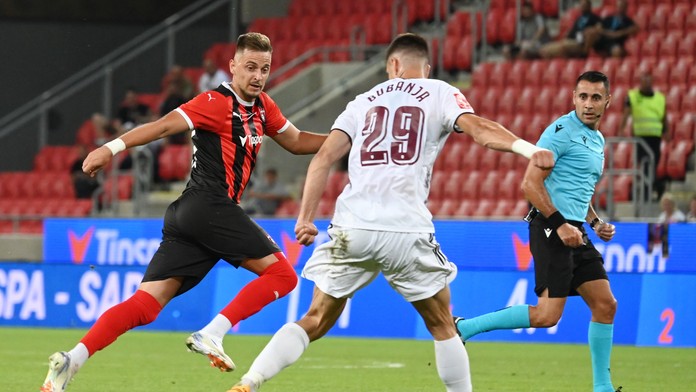 Na snímke zľava hráč Trnavy Filip Twardzik a hráč Sarajeva Vladan Bubanja.