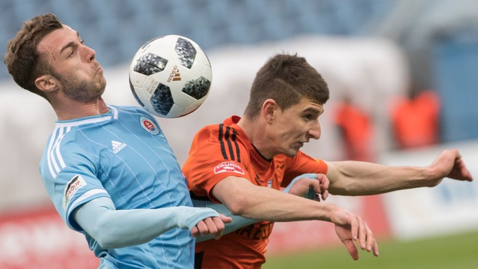 Aleksandar Čavrić (vľavo) a Šimon Kupec v zápase Slovan - Ružomberok.