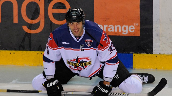 Zdeno Chára počas exhibičného zápasu na počesť Paľa Demitru.