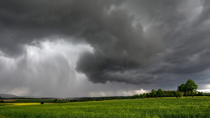 Lionel Messi v obkľúčení hráčov Liverpoolu.jpg