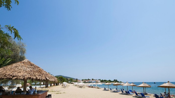 Dráma na obľúbenom gréckom polostrove: V preplnenom bare sa strieľalo, traja ľudia sú vážne zranení