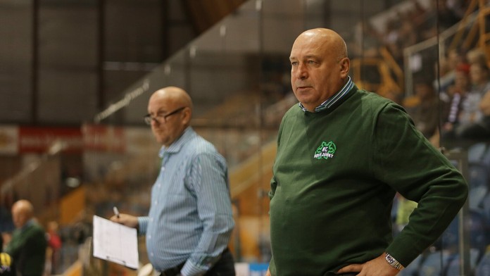 Tréner Nových Zámkov Miroslav Chudý (vpravo) v zápase 1. kole hokejovej Tipsport Ligy HKM Zvolen - HC Mikron Nové Zámky.jpg