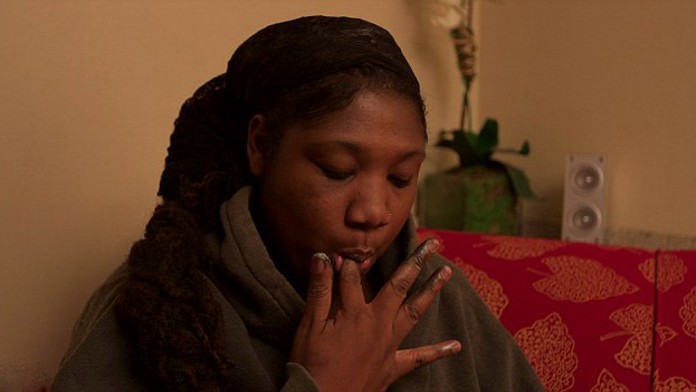 Mladá žena konzumuje líčidlá