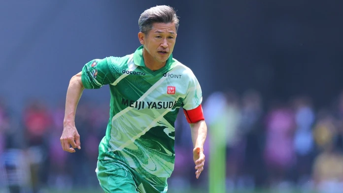 Japonec popiera všetky fyzikálne zákony. Má 59 rokov, stále hrá profesionálne futbal a dokonca dáva i góly