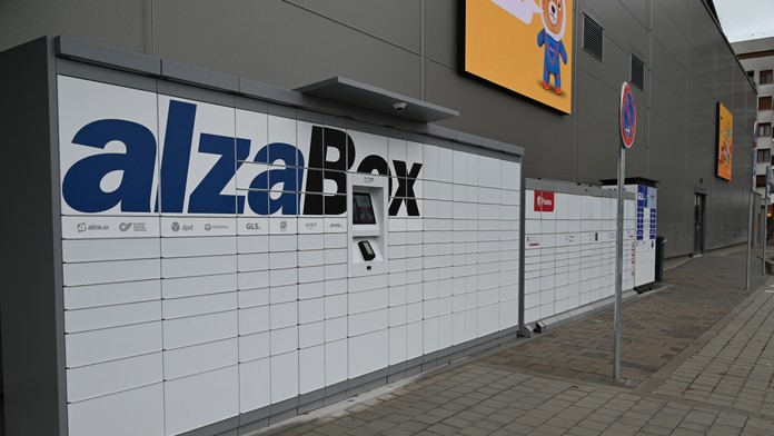 Otvorili 21 schránok balíkoboxu, keď ich chytila polícia. Našli sa aj drogy