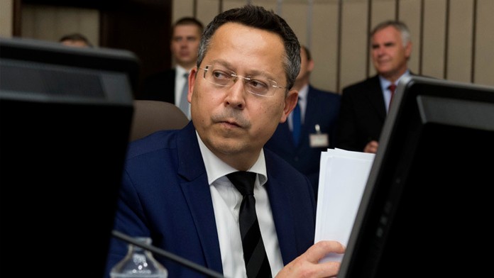 Hráči Turecka salutujú po triumfe nad Albánskom v kvalifikácii ME 2020 s Albánskom.