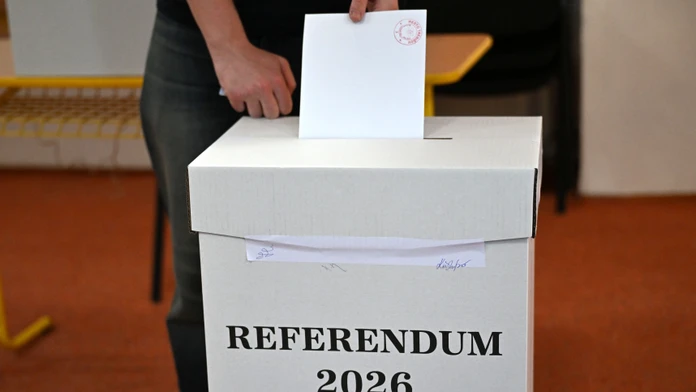 Na Slovensku sa začalo referendum. Rozhoduje sa o Ficovej rente aj návrate ÚŠP a NAKA