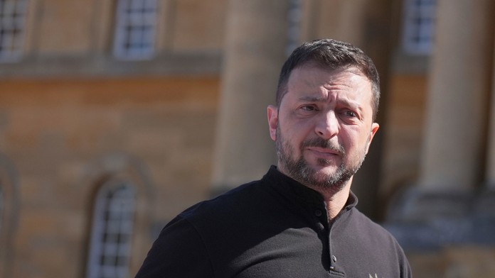 Ukrajinský prezident Volodymyr Zelenskyj prichádza na štvrtý summit Európskeho politického spoločenstva na juhu Británie.