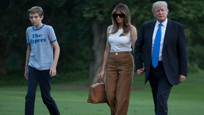 Trumpova manželka Melania a syn Barron sa nasťahovali do Bieleho domu.