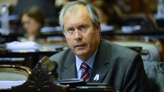 Moslimskí dobrovoľníci stoja na streche mešity v srílanskom meste Colombo.