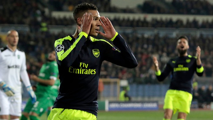 Kieran Gibbs (Arsenal) sa chytá za hlavu po nepremenej šanci.