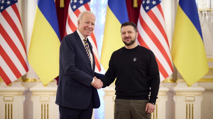 Zelenskyj diskutoval s Bidenom o udalostiach v Rusku