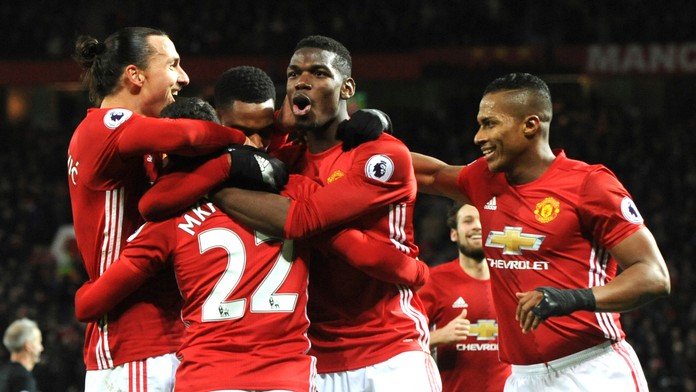 Hráči Manchestru United sa tešia po krásnom góle Henrika Mchitarjana.