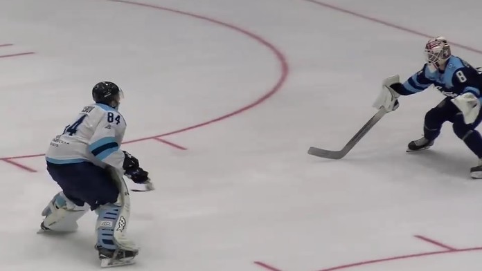 Alexej Krasikov počas samostatného nájazdu.