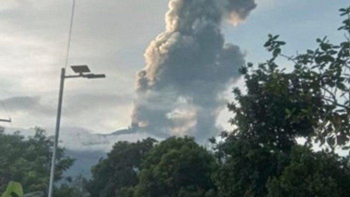 Na snímke filipínska sopka Kanlaon, ktorá do ovzdušia chrlí popol.