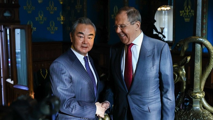 Peking ponúka mierový plán na ukončenie vojny, čínske zbrojovky medzitým dohadujú dodávky zbraní pre Rusko