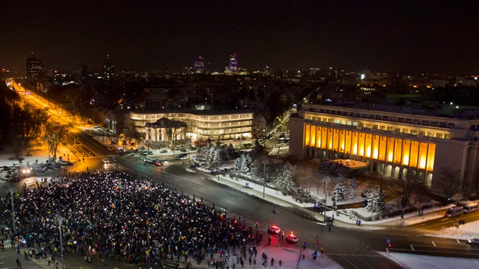 Protesty v Rumunsku pokračujú.