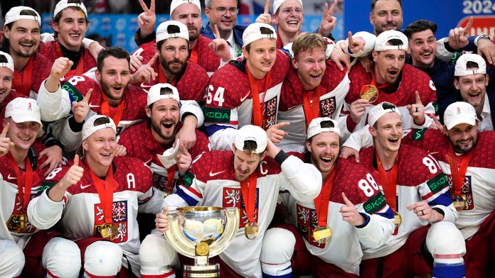 Českí hokejisti pózujú s trofejou po výhre vo finálovom zápase Česká republika - Švajčiarsko