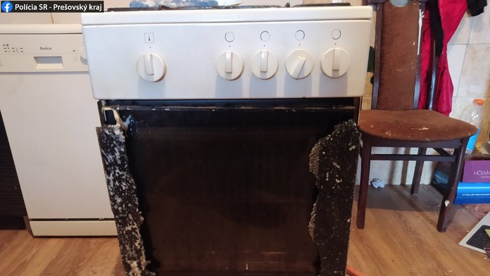 V peci explodovala montážna pena.